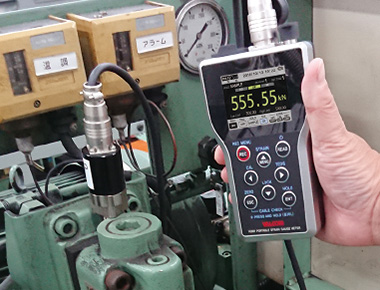 Pressure check on hydraulic equipment